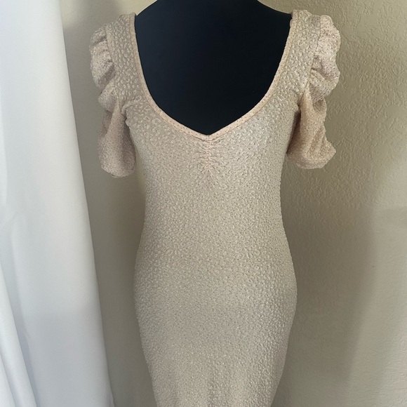 H&M Cream Bodycon Dress with Puff Sleeves and V-Neck - Picture 5 of 8
